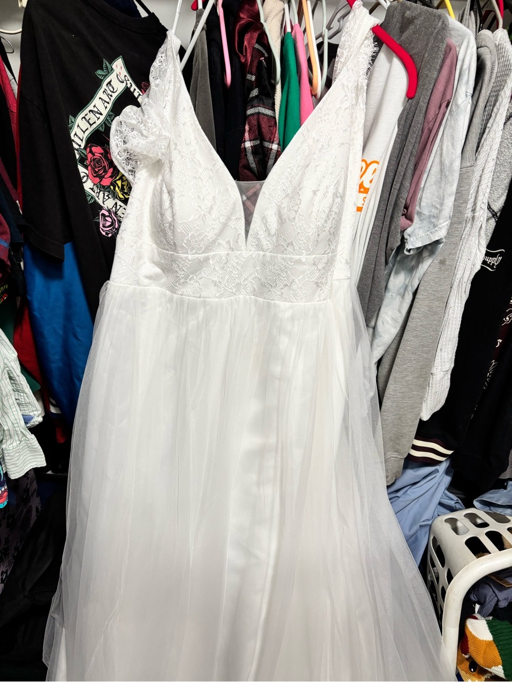 White Lace V-Neck Tulle Wedding Dress